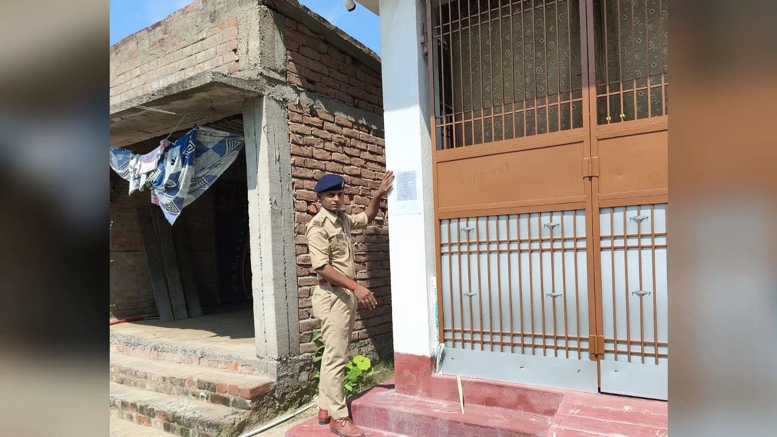 आरोपी के घर इस्तेहार चिपकाते हुए पुलिस पदाधिकारी | Prabhat Khabar Network आरोपी के घर इस्तेहार चिपकाते हुए पुलिस पदाधिकारी | Prabhat Khabar Network