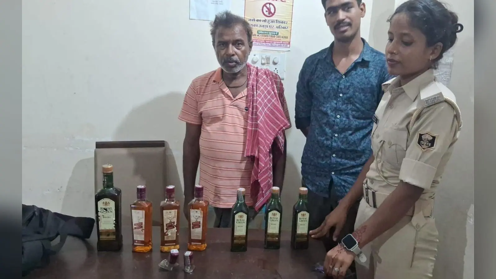 फोटो :- उत्पाद टीम की गिरफ्तार में शराब तस्कर | Prabhat Khabar Network फोटो :- उत्पाद टीम की गिरफ्तार में शराब तस्कर | Prabhat Khabar Network