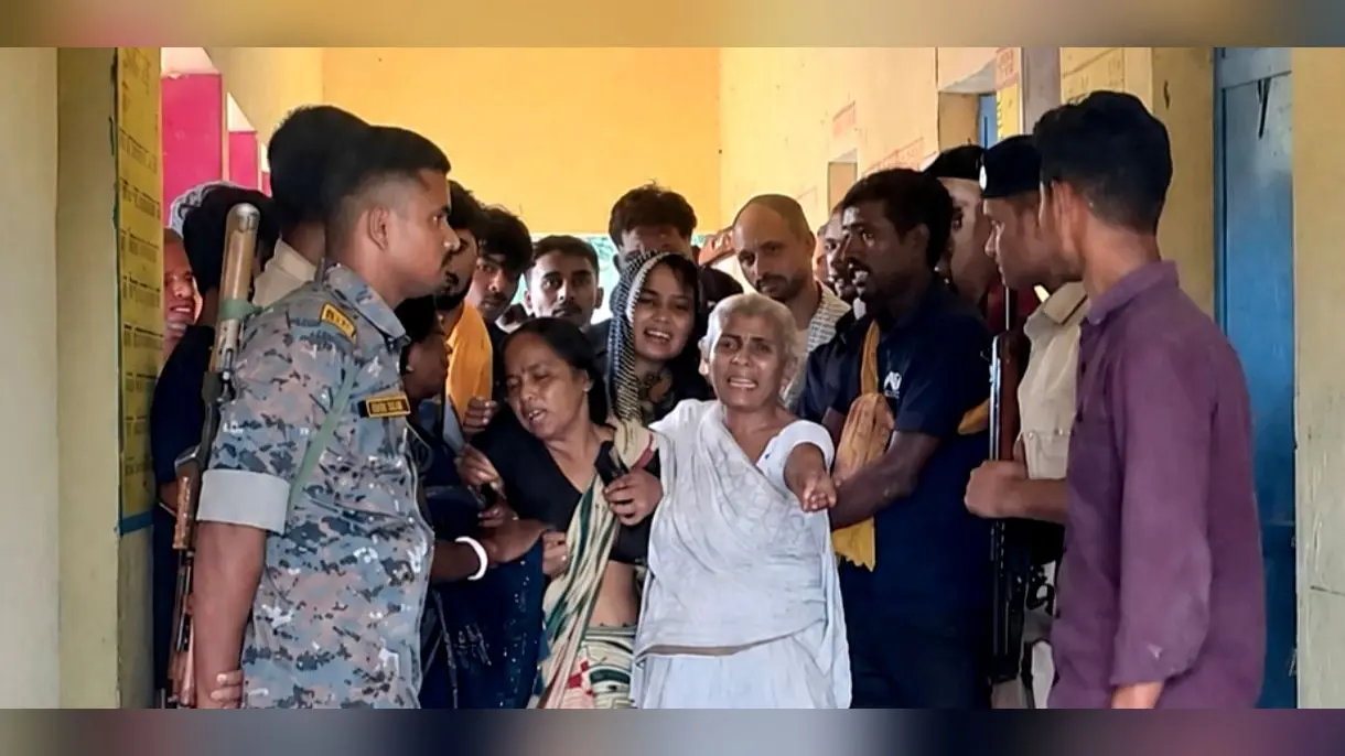 फ़ोटो कैप्शन-स्कूल परिषर में मृतक किशोर के रोते बिलखते परिजन | Prabhat Khabar Network फ़ोटो कैप्शन-स्कूल परिषर में मृतक किशोर के रोते बिलखते परिजन | Prabhat Khabar Network
