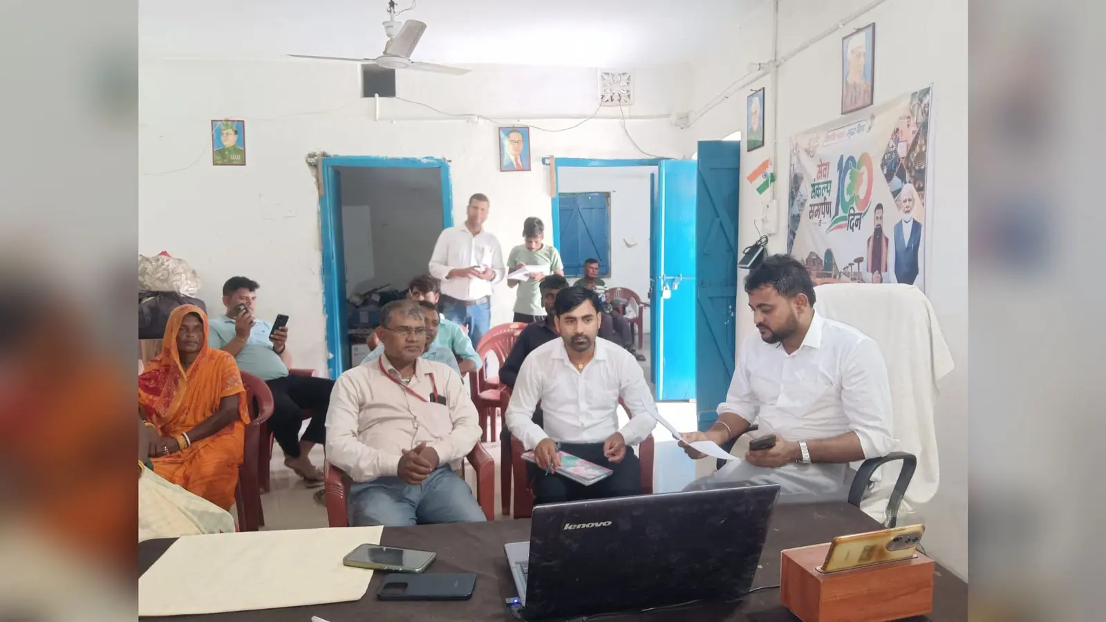 बैठक में शामिल अधिकारी गण व अन्य | Prabhat Khabar Network बैठक में शामिल अधिकारी गण व अन्य | Prabhat Khabar Network