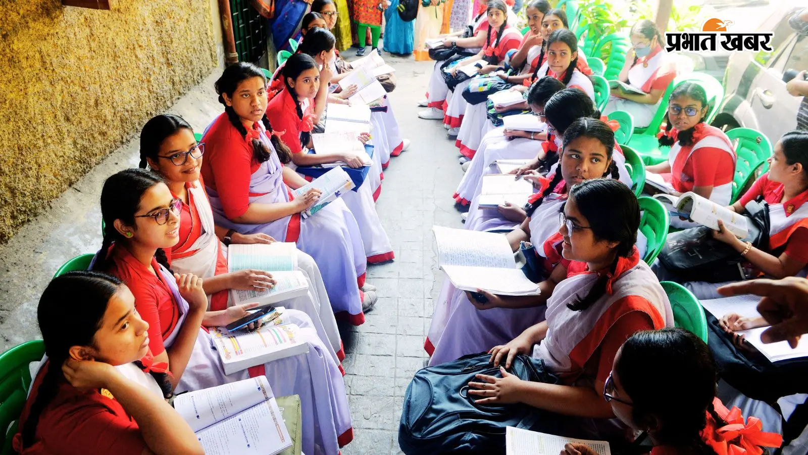 कोलकाता के एक स्कूल में क्लासरूम के बाहर बैठी छात्राएं. कोलकाता के एक स्कूल में क्लासरूम के बाहर बैठी छात्राएं.