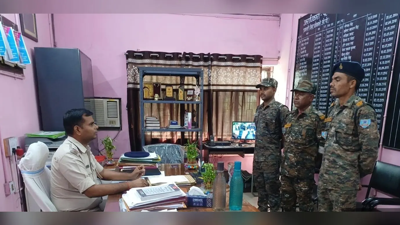 फोटो फाइल 26 आर-6 आयोजित चौकीदारी परेड में आवश्यक दिशा-निर्देश देते थाना प्रभारी. | Prabhat Khabar Network फोटो फाइल 26 आर-6 आयोजित चौकीदारी परेड में आवश्यक दिशा-निर्देश देते थाना प्रभारी. | Prabhat Khabar Network
