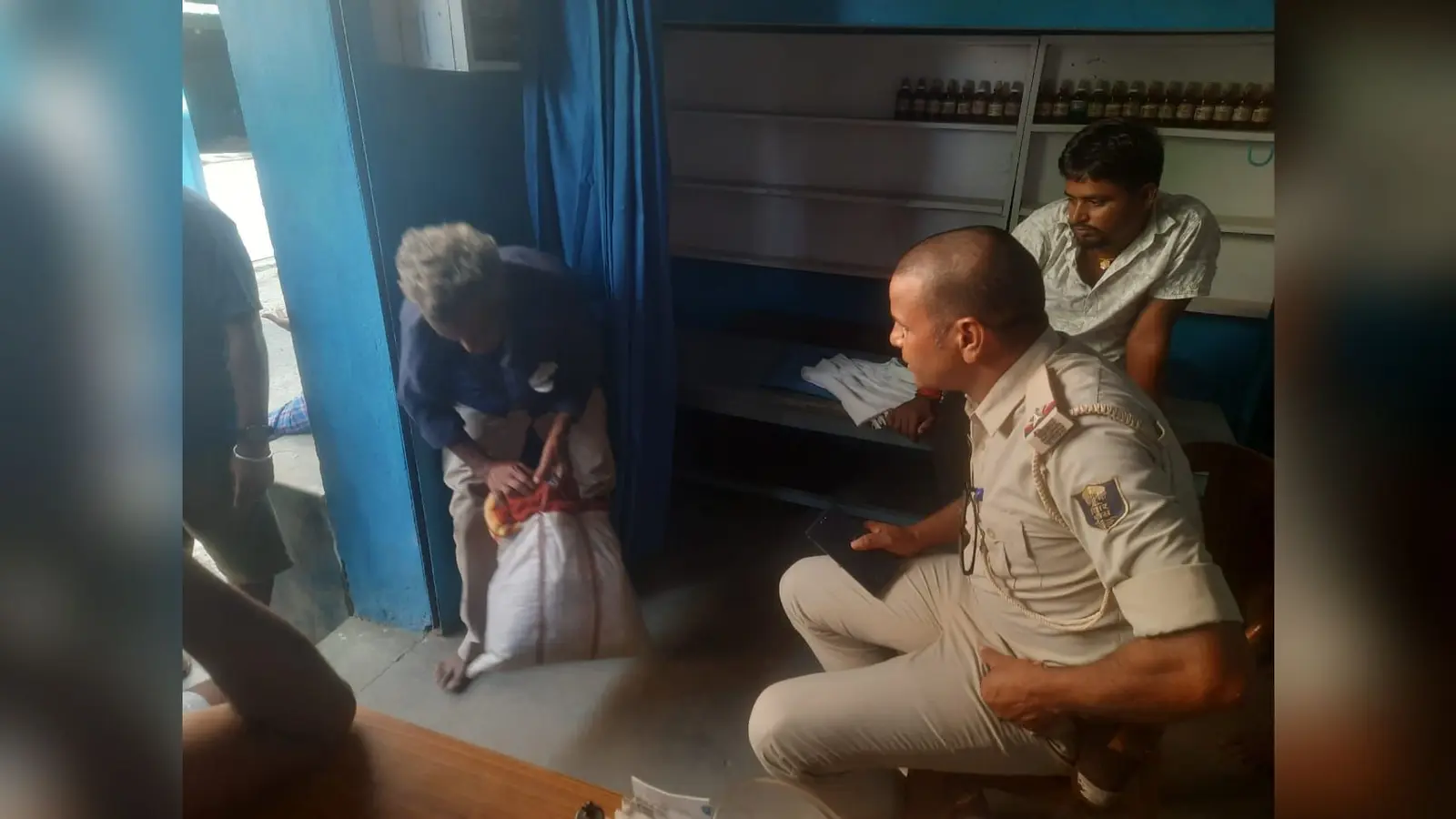 भटके हुए राहगीर को किया पुलिस को सुपुर्द | Prabhat Khabar Network भटके हुए राहगीर को किया पुलिस को सुपुर्द | Prabhat Khabar Network