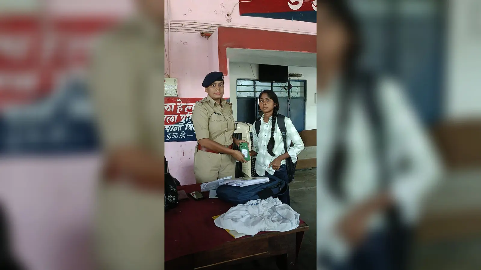 मोबाइल देते पुलिस पदाधिकारी | Prabhat Khabar Network मोबाइल देते पुलिस पदाधिकारी | Prabhat Khabar Network