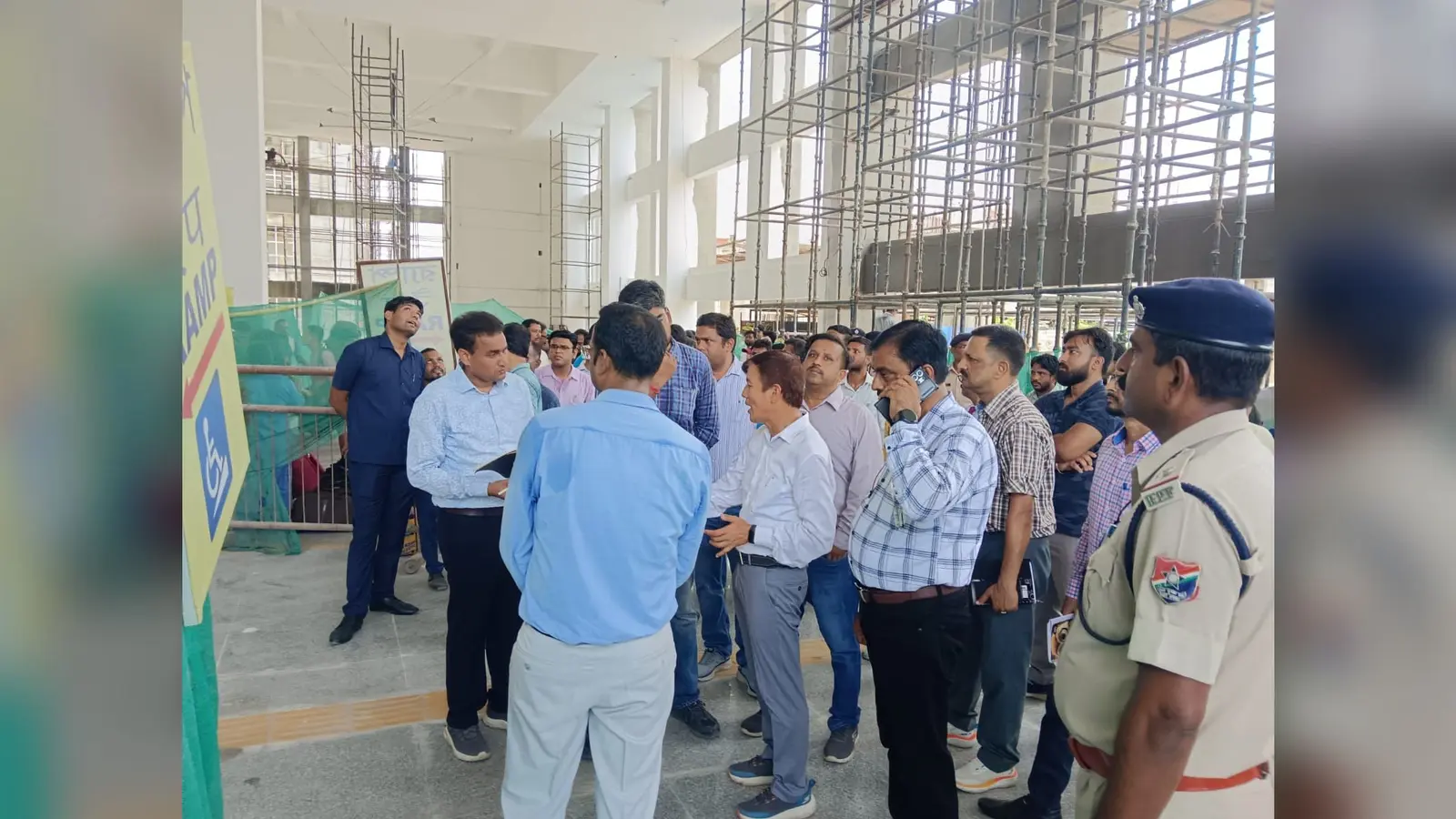 फोटो निरीक्षण करते डीआरएम मौजूद सांसद सहित अधिकारी | Prabhat Khabar Network फोटो निरीक्षण करते डीआरएम मौजूद सांसद सहित अधिकारी | Prabhat Khabar Network