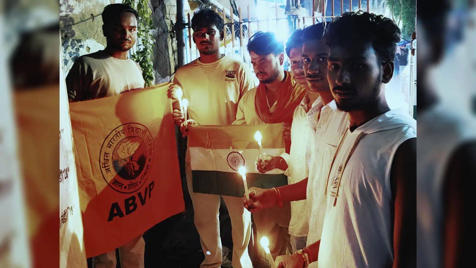 हिलसा मे शहीद स्मारक पर कैंडल जलते हुए अखिल भारतीय विद्यार्थी परिषद के कार्यकर्त्ता | Prabhat Khabar Network हिलसा मे शहीद स्मारक पर कैंडल जलते हुए अखिल भारतीय विद्यार्थी परिषद के कार्यकर्त्ता | Prabhat Khabar Network
