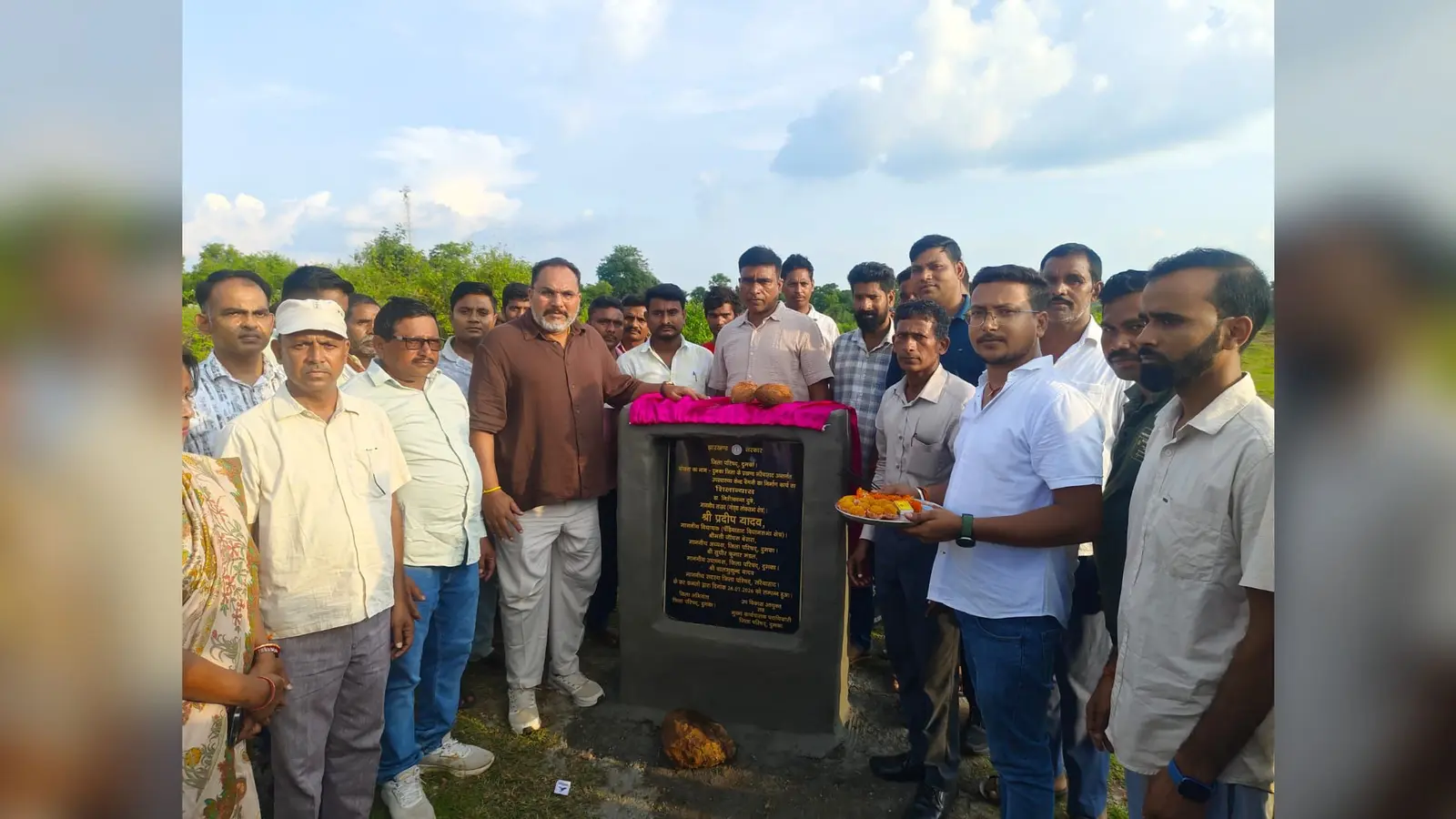 योजनाओं का शिलान्यास करते स्थानीय विधायक प्रदीप यादव | Prabhat Khabar Network योजनाओं का शिलान्यास करते स्थानीय विधायक प्रदीप यादव | Prabhat Khabar Network