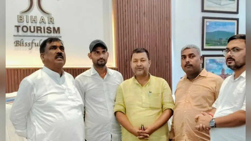 मंत्री को मांग पत्रक सौंपते प्रतिनिधि | Prabhat Khabar Network मंत्री को मांग पत्रक सौंपते प्रतिनिधि | Prabhat Khabar Network