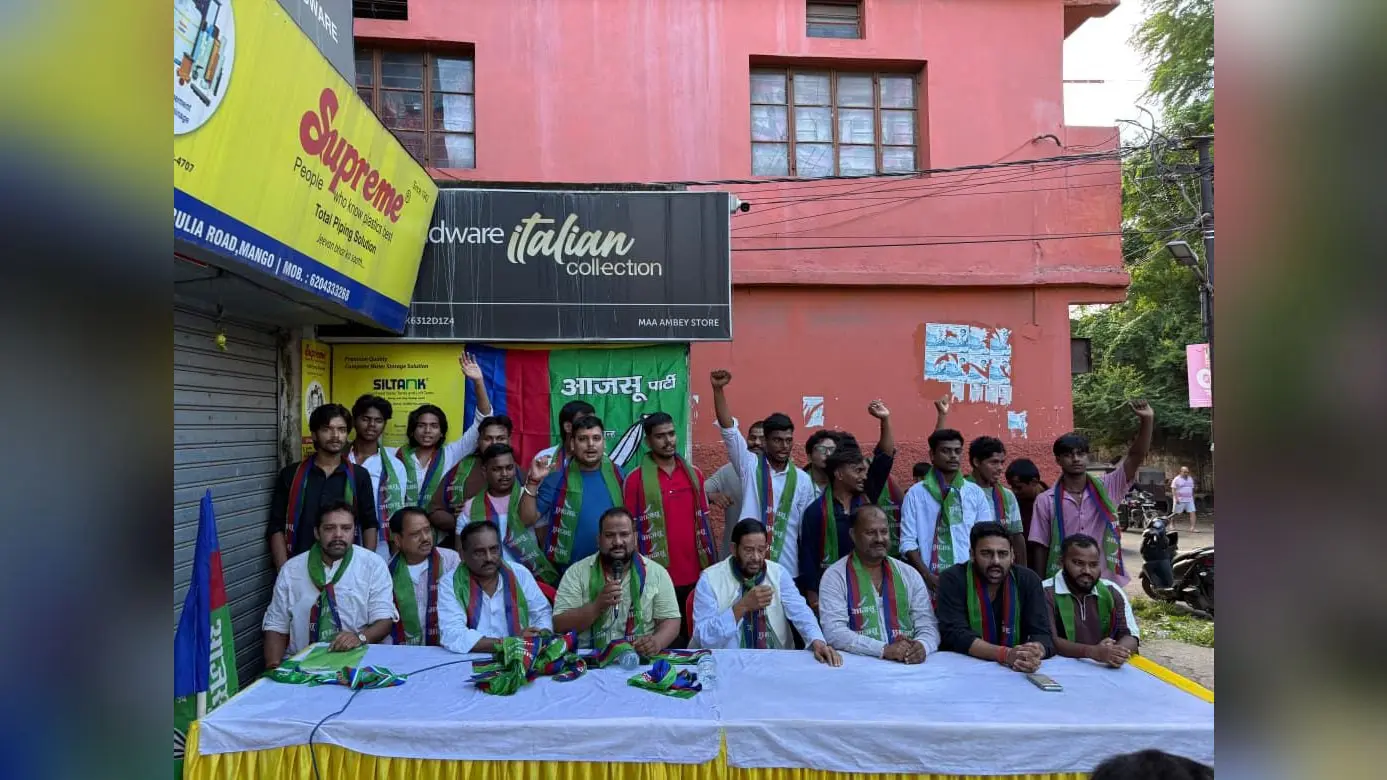 मानगो स्थित कुंवर बस्ती में यूथ मिलन समारोह में सैकड़ों युवाओं ने पार्टी की सदस्यता ली | Prabhat Khabar Network मानगो स्थित कुंवर बस्ती में यूथ मिलन समारोह में सैकड़ों युवाओं ने पार्टी की सदस्यता ली | Prabhat Khabar Network