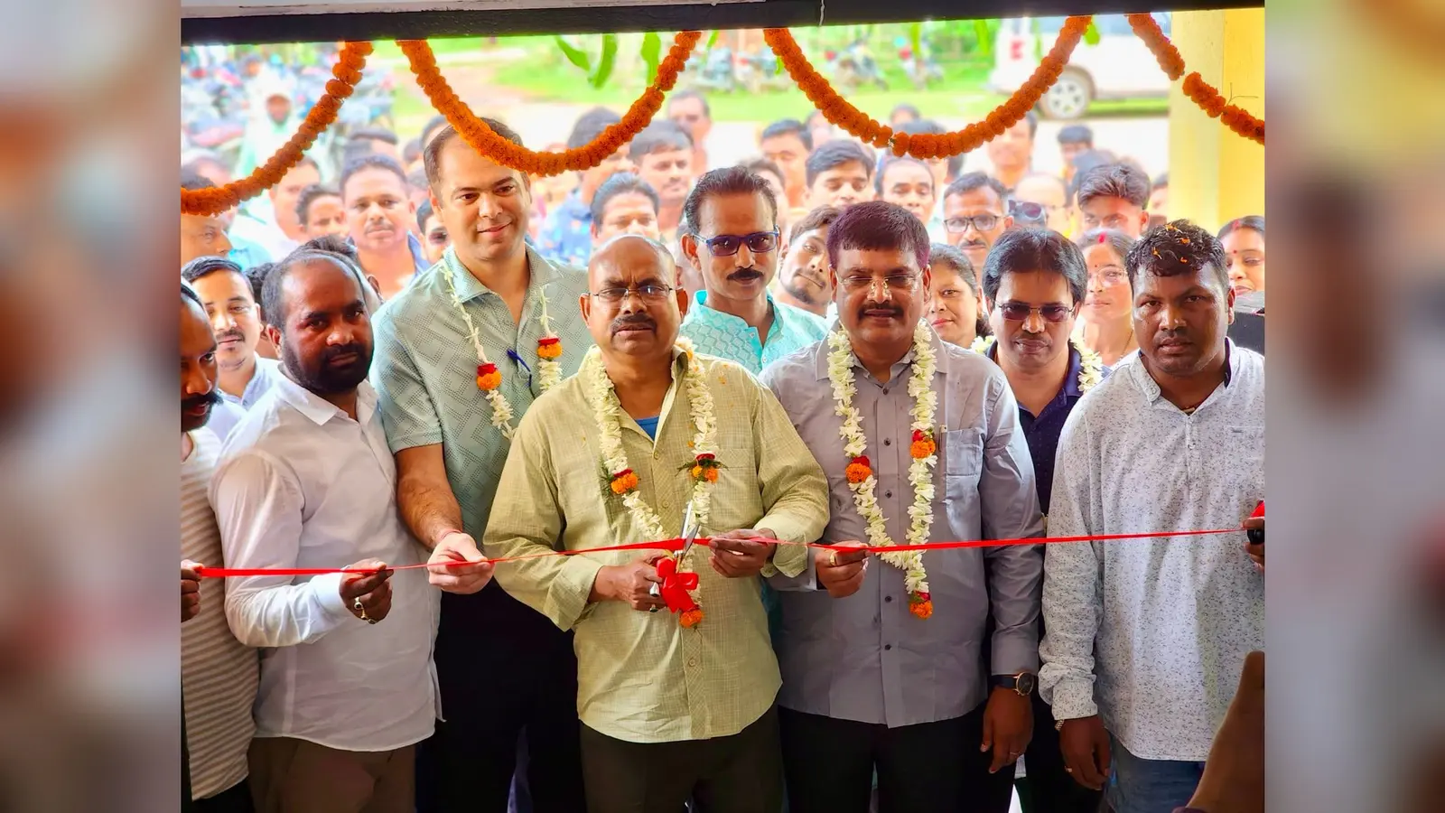 विधायक व अन्य ने पंचायत भवन व उपस्वास्थ्य केंद्र का उद्घाटन किया | Prabhat Khabar Network विधायक व अन्य ने पंचायत भवन व उपस्वास्थ्य केंद्र का उद्घाटन किया | Prabhat Khabar Network