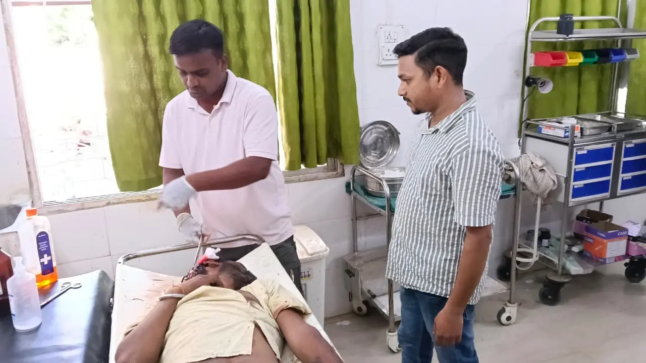 घायल का इलाज करते चिकित्सक. | Prabhat Khabar Network घायल का इलाज करते चिकित्सक. | Prabhat Khabar Network
