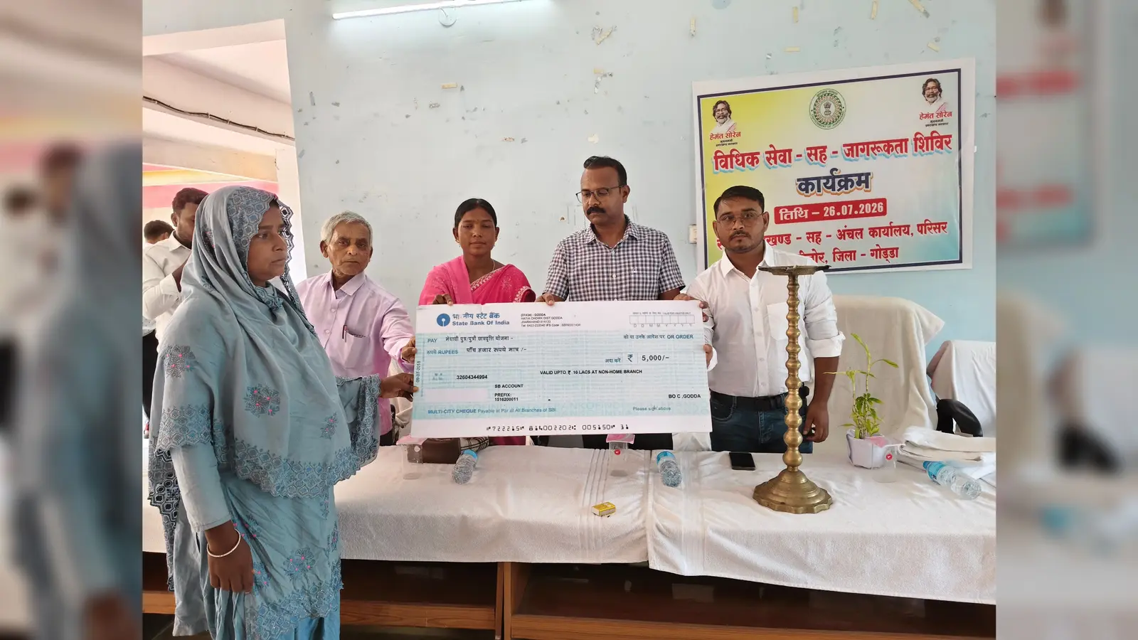 परिसंपत्ति का वितरण करते दंडाधिकारी एवं प्रमुख. | Prabhat Khabar Network परिसंपत्ति का वितरण करते दंडाधिकारी एवं प्रमुख. | Prabhat Khabar Network