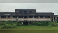 डुमरिया में मॉडल स्कूल भवन बिना खुले बन गया खंडहर, अब उसके बगल में रह रहा 2.67 करोड़ का छात्रावास