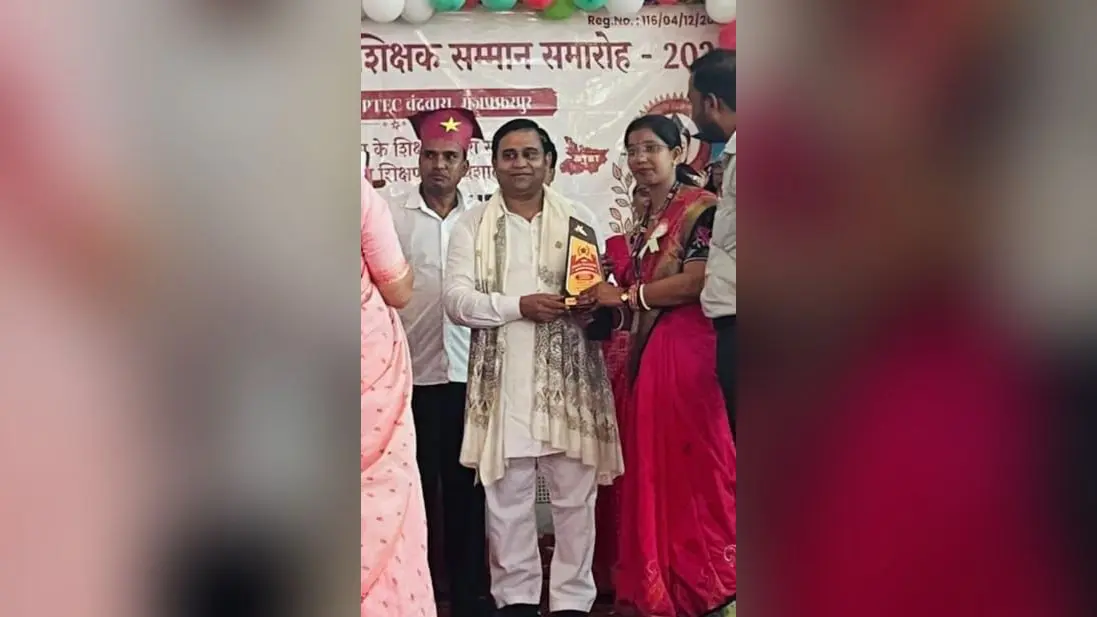 सम्मानित करते एमएलसी | Prabhat Khabar Network सम्मानित करते एमएलसी | Prabhat Khabar Network