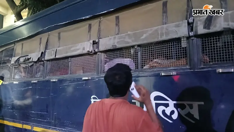 पटना: देर रात 87 प्रदर्शनकारियों को जज के पास पेशी फिर जेल, सड़क पर इंतजार करते रहे परिजन, बेटा ने पूछा- मां तुम खाना खायी हो कि नहीं?
