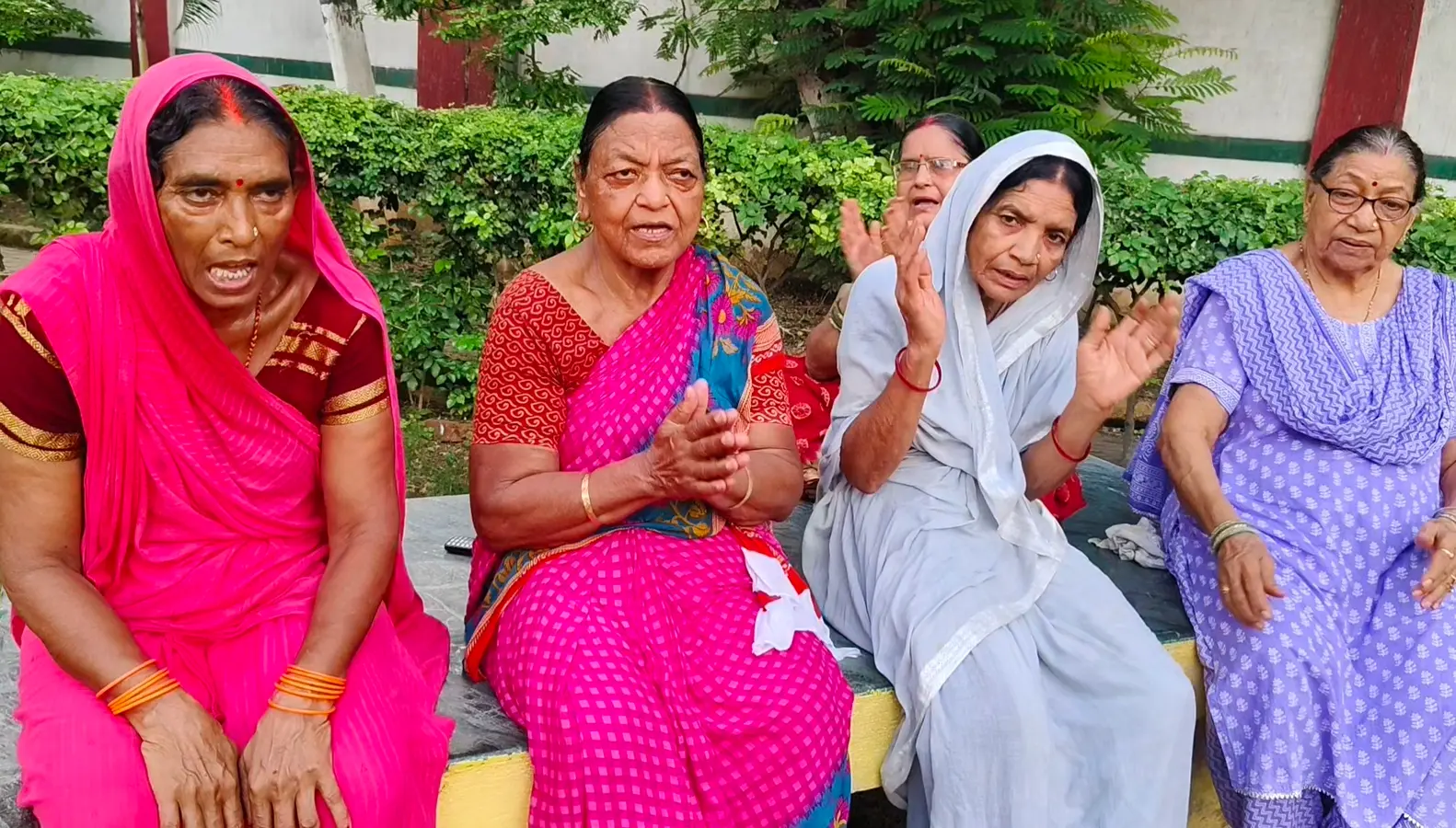 बैठकर सत्संग कर रही महिलाएं खांसी योग में शामिल लोग | Prabhat Khabar Network बैठकर सत्संग कर रही महिलाएं खांसी योग में शामिल लोग | Prabhat Khabar Network