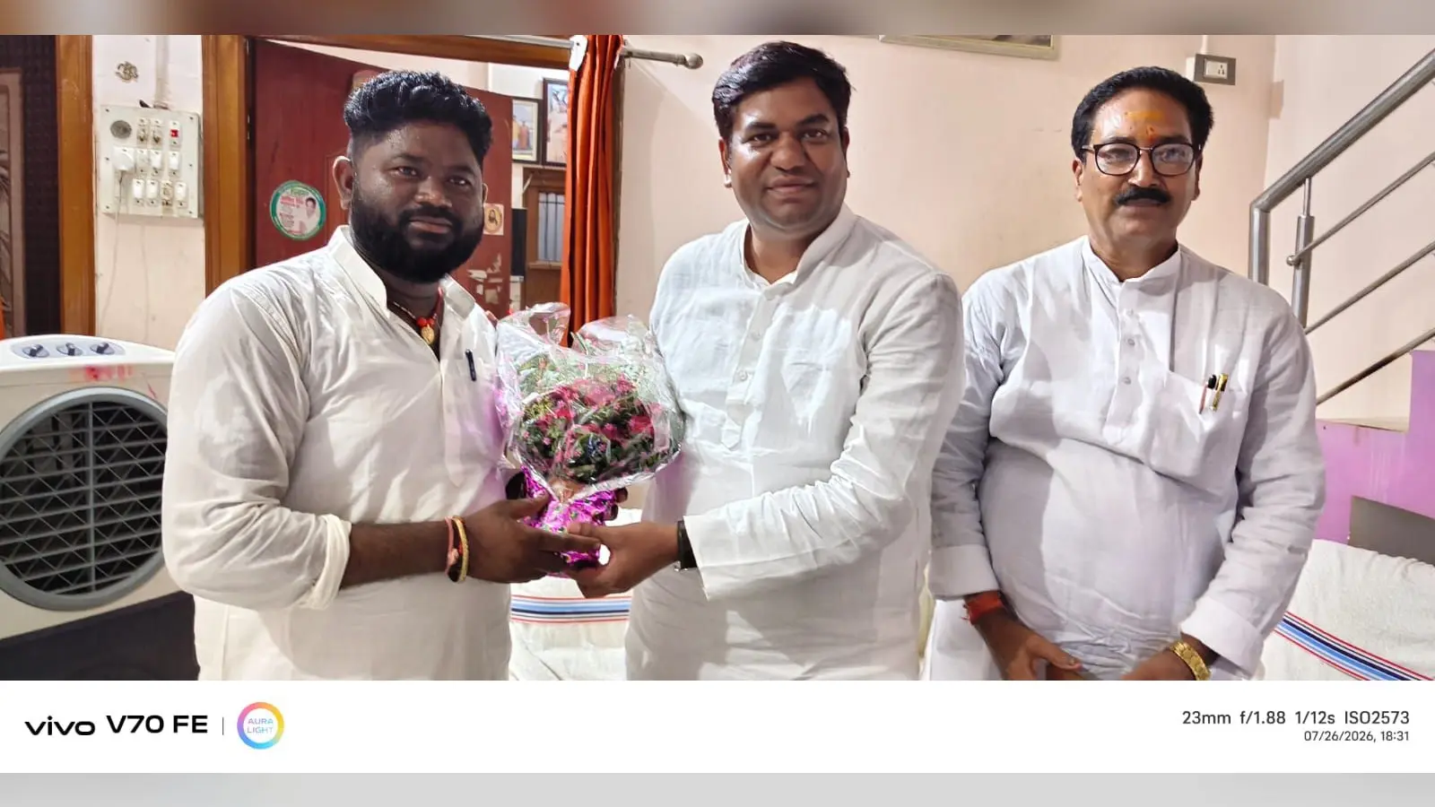 वीआईपी सुप्रीमो को बुके देकर सम्मानित करते मुखिया अनिल सिंह एवं अन्य | Prabhat Khabar Network वीआईपी सुप्रीमो को बुके देकर सम्मानित करते मुखिया अनिल सिंह एवं अन्य | Prabhat Khabar Network