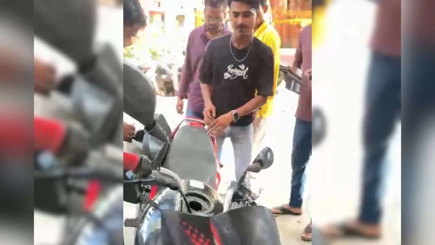 चोरी की बैक्ट्री के साथ एक गिरफ्तार चोरी की बैक्ट्री के साथ एक गिरफ्तार