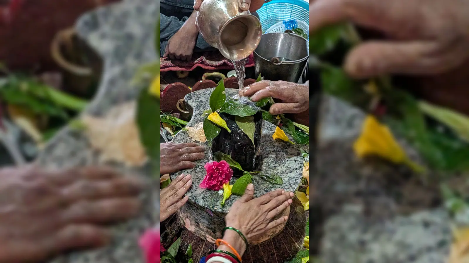 फोटो १ , जलार्पण करते भक्त फोटो २, प्रसाद का भोग लगाते भक्त | Prabhat Khabar Network फोटो १ , जलार्पण करते भक्त फोटो २, प्रसाद का भोग लगाते भक्त | Prabhat Khabar Network
