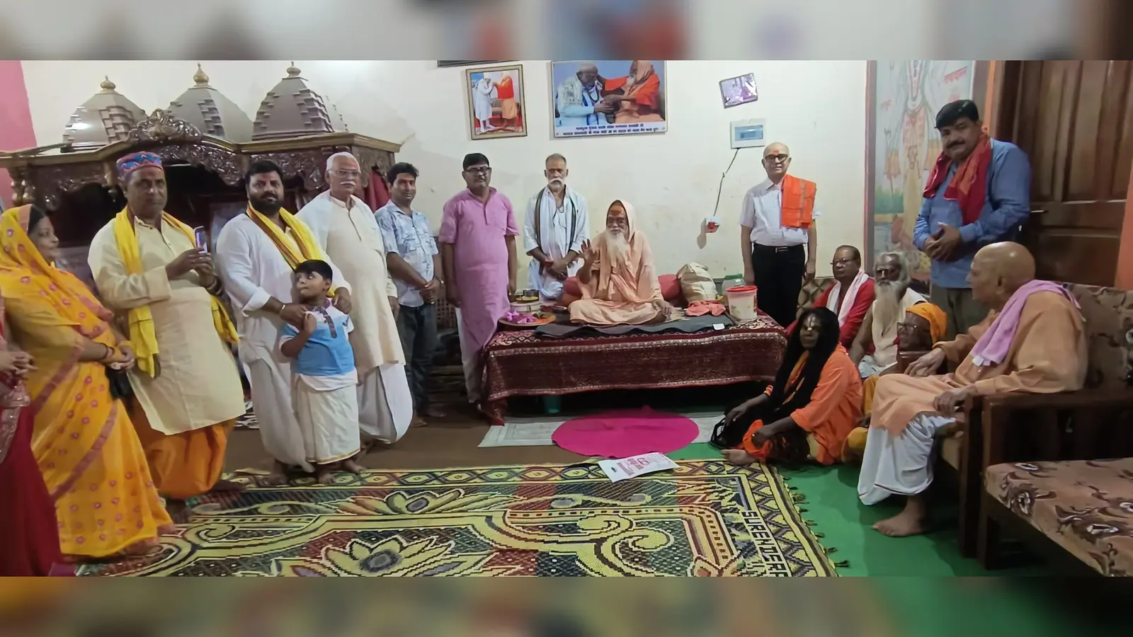 फोटो कैप्सन : भक्तों के साथ परांबा शक्तिपीठ के सद्गुरु चंचल बाबा | Prabhat Khabar Network फोटो कैप्सन : भक्तों के साथ परांबा शक्तिपीठ के सद्गुरु चंचल बाबा | Prabhat Khabar Network