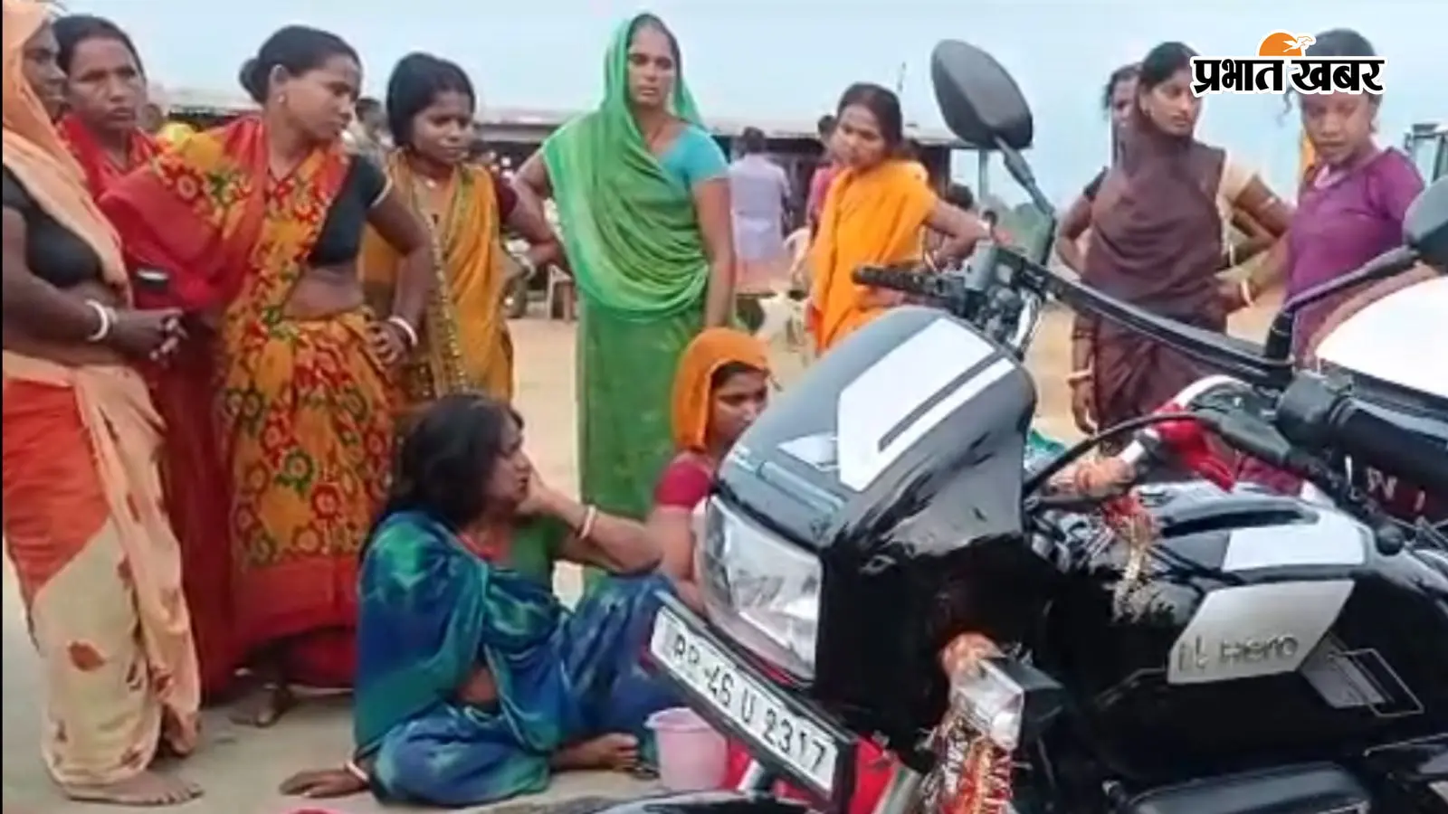 घटनास्थल पर रोते-बिलखते परिजन. घटनास्थल पर रोते-बिलखते परिजन.