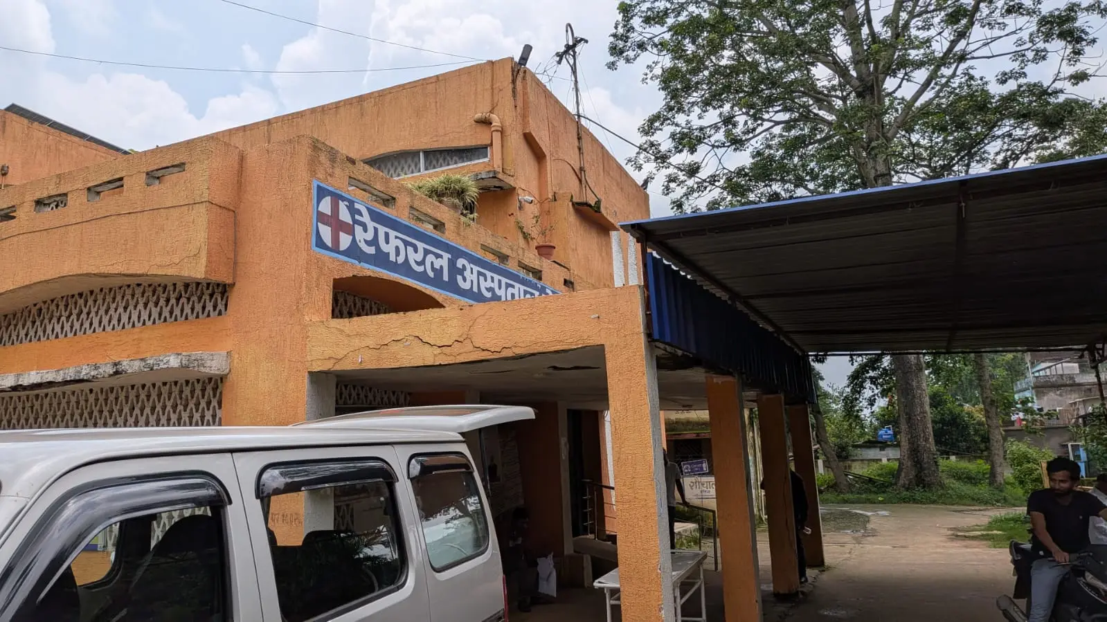 तोरपा रेफरल अस्पताल में छत से गिर रहा है प्लास्टर | Prabhat Khabar Network तोरपा रेफरल अस्पताल में छत से गिर रहा है प्लास्टर | Prabhat Khabar Network