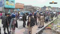 बेतिया के मीना बाजार में बुलडोजर एक्शन, दुकानें बंद कर धरने पर बैठे व्यापारी