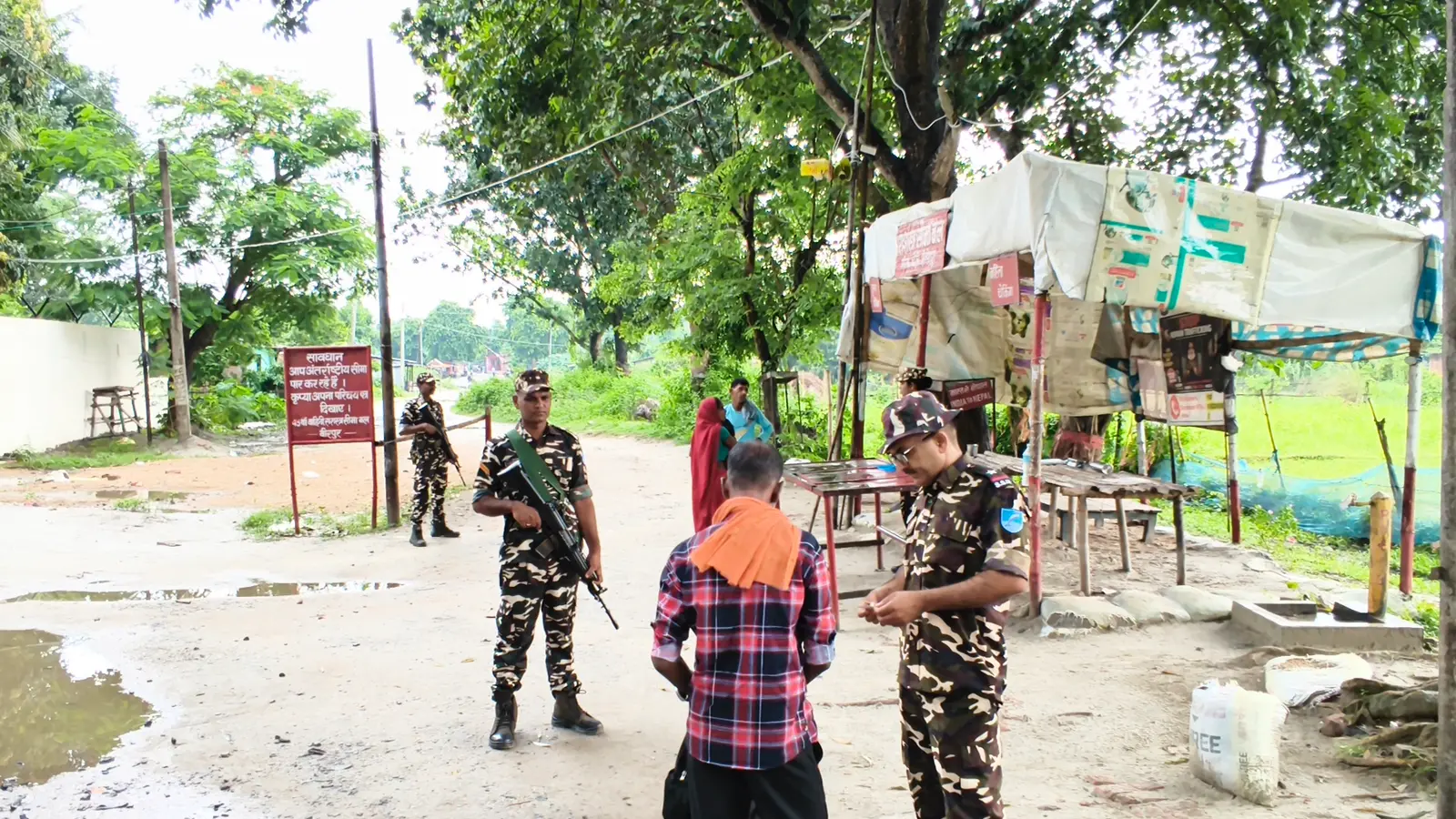 फोटो कैप्शन - भीमनगर में बॉर्डर पर एसएसबी के जवान, सड़क पर ट्रकों की कतार | Prabhat Khabar Network फोटो कैप्शन - भीमनगर में बॉर्डर पर एसएसबी के जवान, सड़क पर ट्रकों की कतार | Prabhat Khabar Network