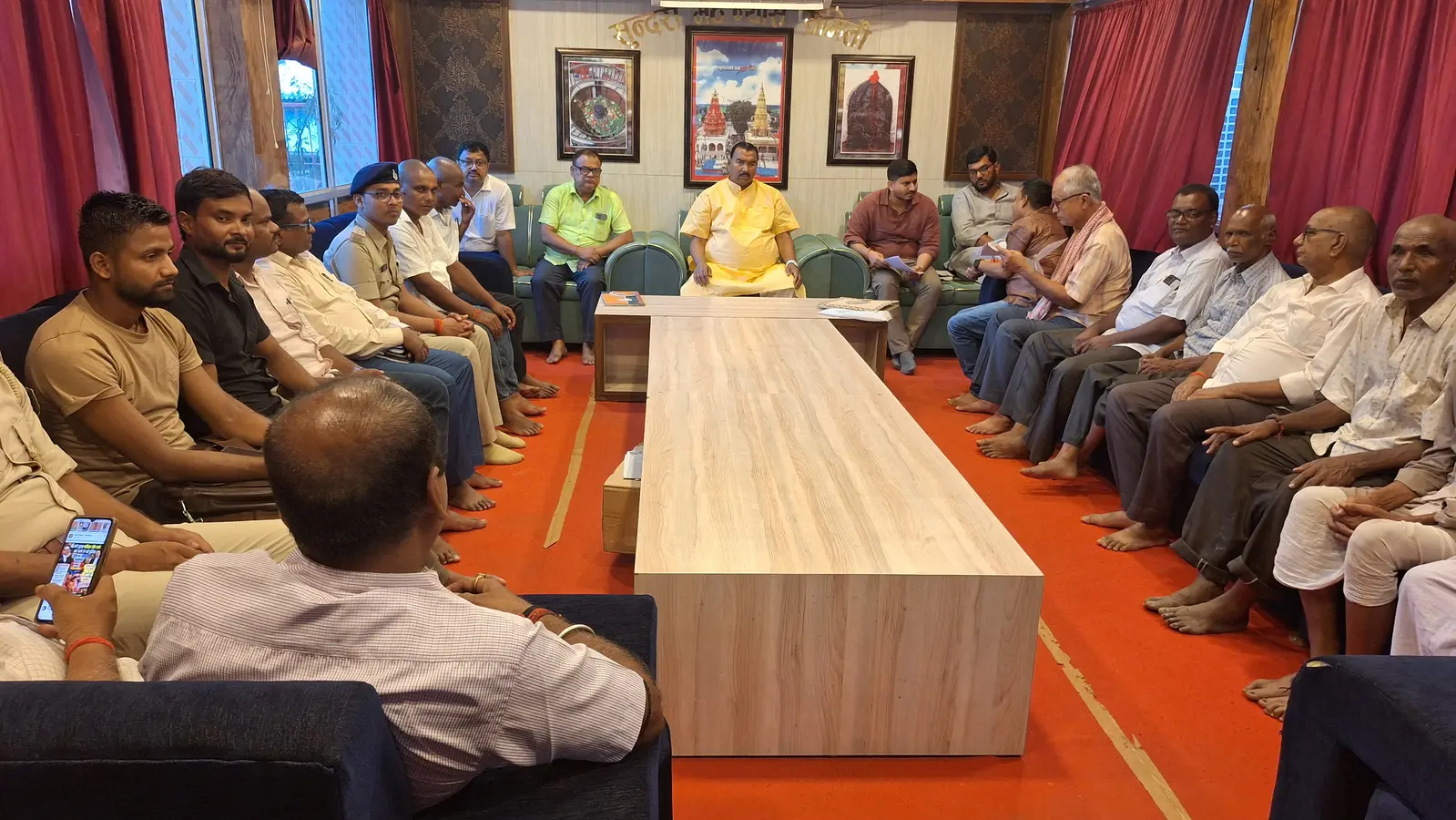 फोटो_कुर्साकांटा सुंदरनाथ धाम शिव मंदिर में आयोजित बैठक में मौजूद पूर्व मंत्री व अन्य | Prabhat Khabar Network फोटो_कुर्साकांटा सुंदरनाथ धाम शिव मंदिर में आयोजित बैठक में मौजूद पूर्व मंत्री व अन्य | Prabhat Khabar Network