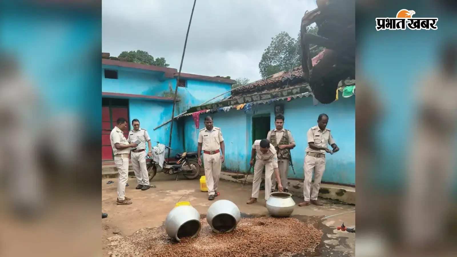 महुआ शराब नष्ट करते पुलिस के जवान | Prabhat Khabar Network महुआ शराब नष्ट करते पुलिस के जवान | Prabhat Khabar Network