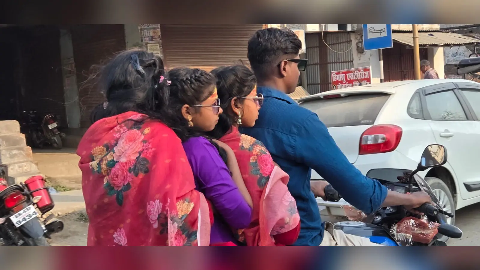 मोटरसाइकिल पर तीन से चार सवार | Prabhat Khabar Network मोटरसाइकिल पर तीन से चार सवार | Prabhat Khabar Network