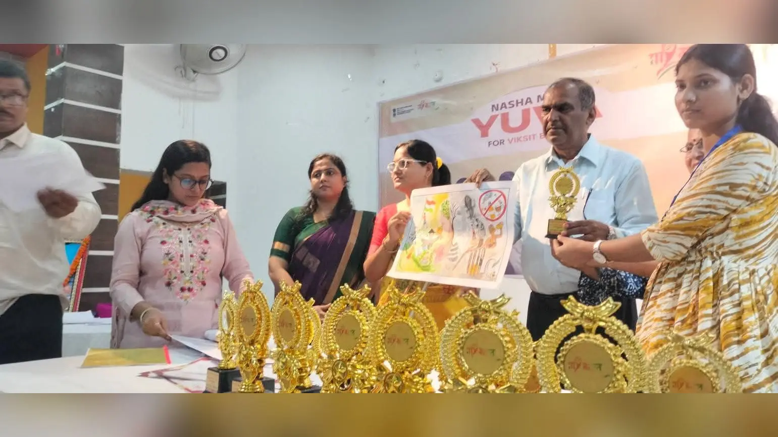 फोटो - सहरसा - विजेता प्रतिभागियों को सम्मानित करते अतिथि | Prabhat Khabar Network फोटो - सहरसा - विजेता प्रतिभागियों को सम्मानित करते अतिथि | Prabhat Khabar Network