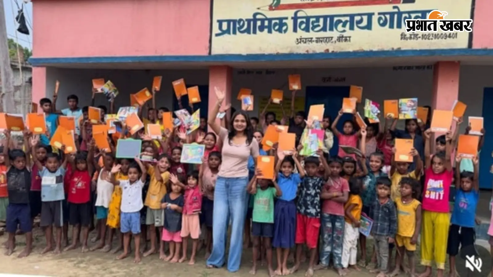 पाठ्य-सामग्री हाथ में लिए बच्चों के साथ खुशी. पाठ्य-सामग्री हाथ में लिए बच्चों के साथ खुशी.
