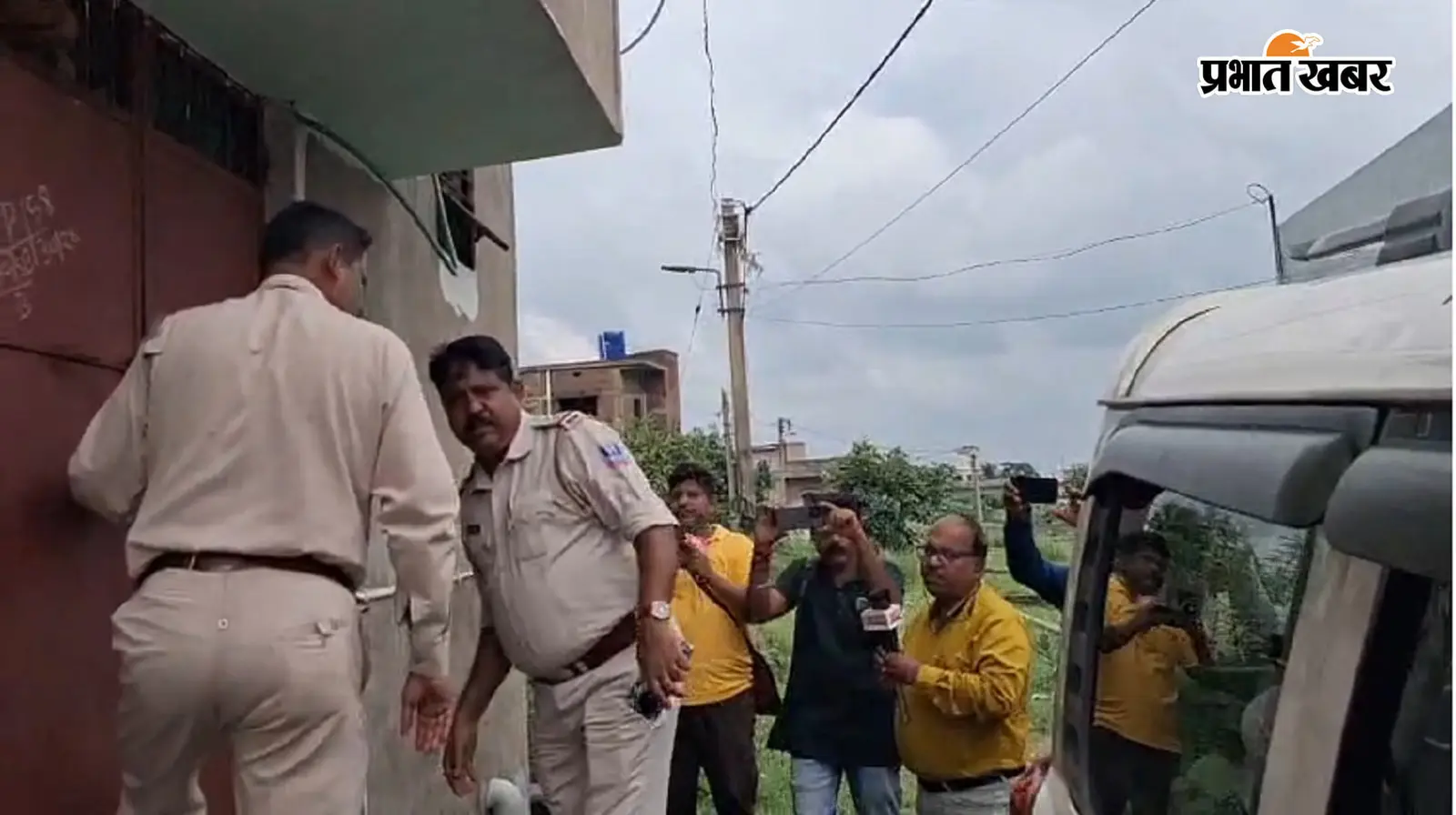 घर पर पहुंची एनआईए की टीम घर पर पहुंची एनआईए की टीम