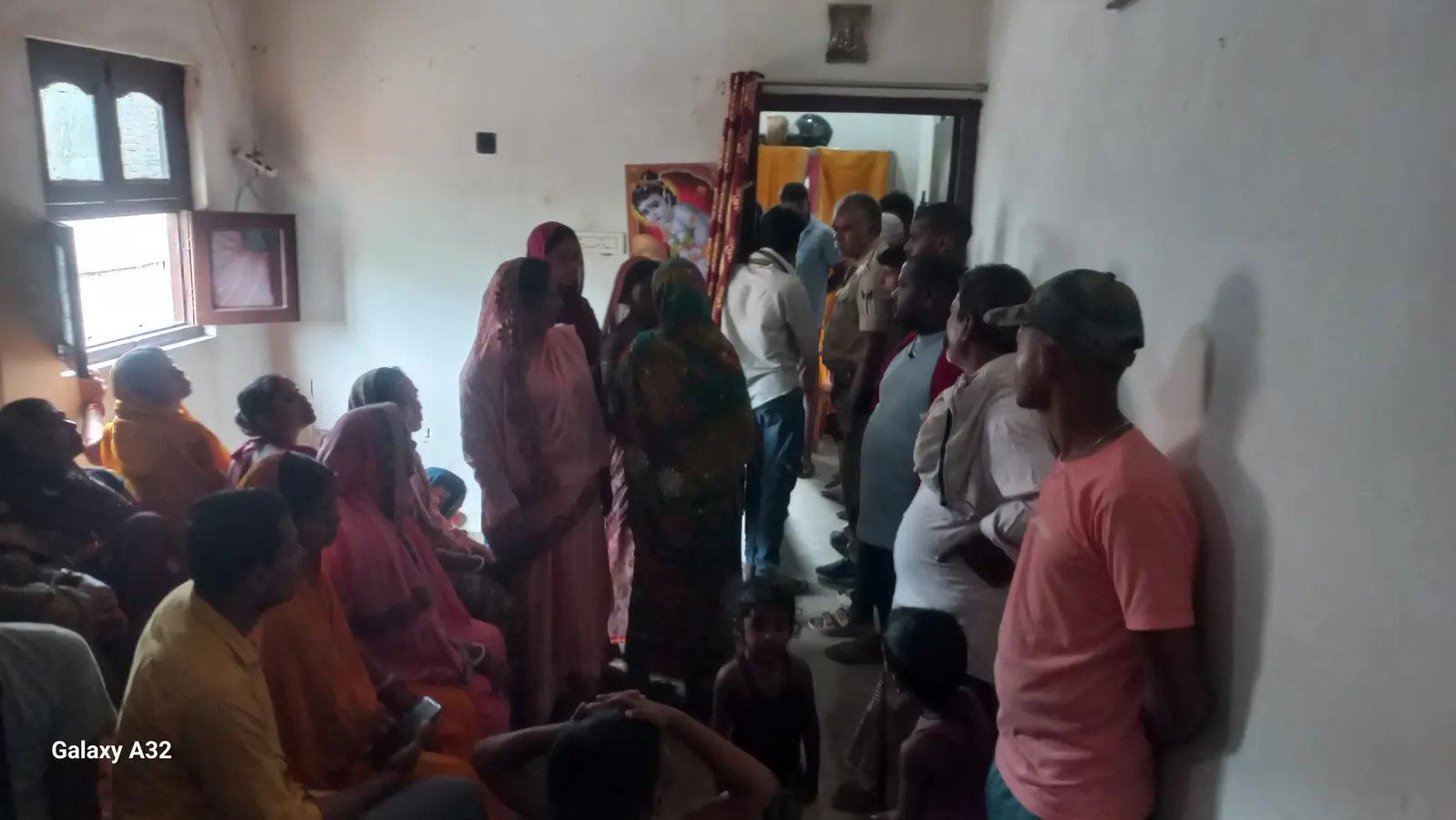 नव विवाहिता की मौत के बाद परिजन व ग्रामीण | Prabhat Khabar Network नव विवाहिता की मौत के बाद परिजन व ग्रामीण | Prabhat Khabar Network