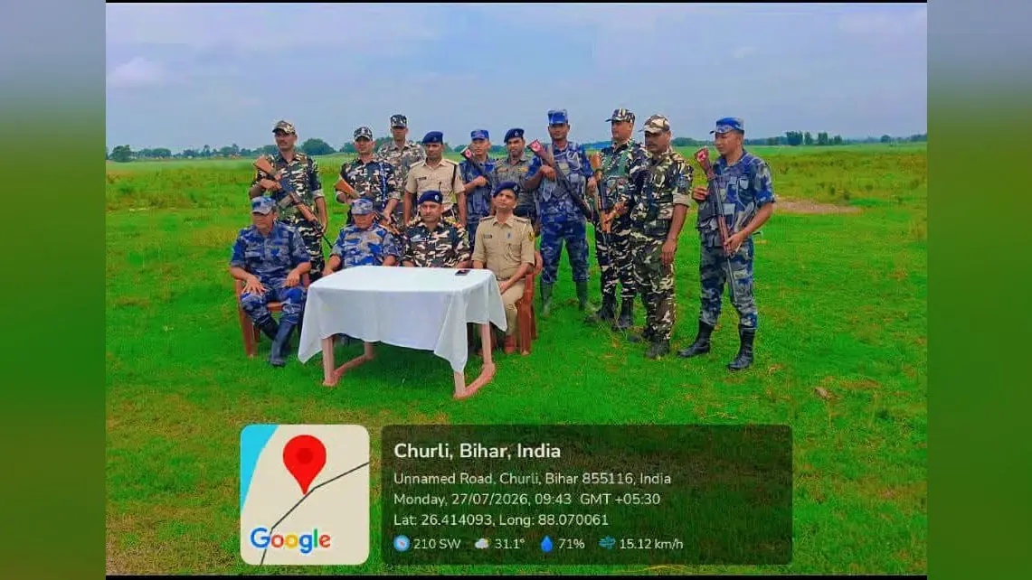 गश्त करते एसएसबी जवान कुर्लीकोट थानाध्यक्ष अभिषेक कुमार | Prabhat Khabar Network गश्त करते एसएसबी जवान कुर्लीकोट थानाध्यक्ष अभिषेक कुमार | Prabhat Khabar Network