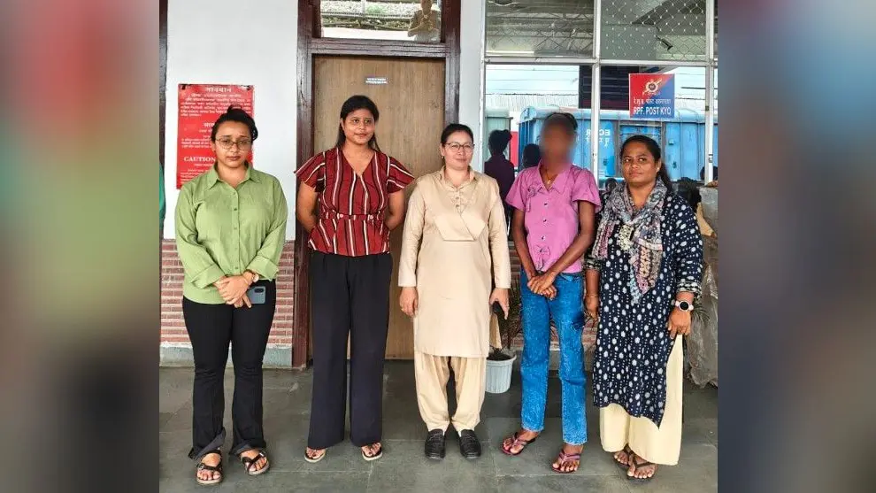फोटो रेस्क्यू की गई युवती, मौजूद आरपीएफ | Prabhat Khabar Network फोटो रेस्क्यू की गई युवती, मौजूद आरपीएफ | Prabhat Khabar Network