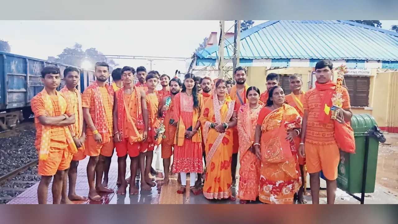 सुल्तानगंज रवाना होने से पूर्व जामताड़ा स्टेशन में कांवरिया का जत्था | Prabhat Khabar Network सुल्तानगंज रवाना होने से पूर्व जामताड़ा स्टेशन में कांवरिया का जत्था | Prabhat Khabar Network