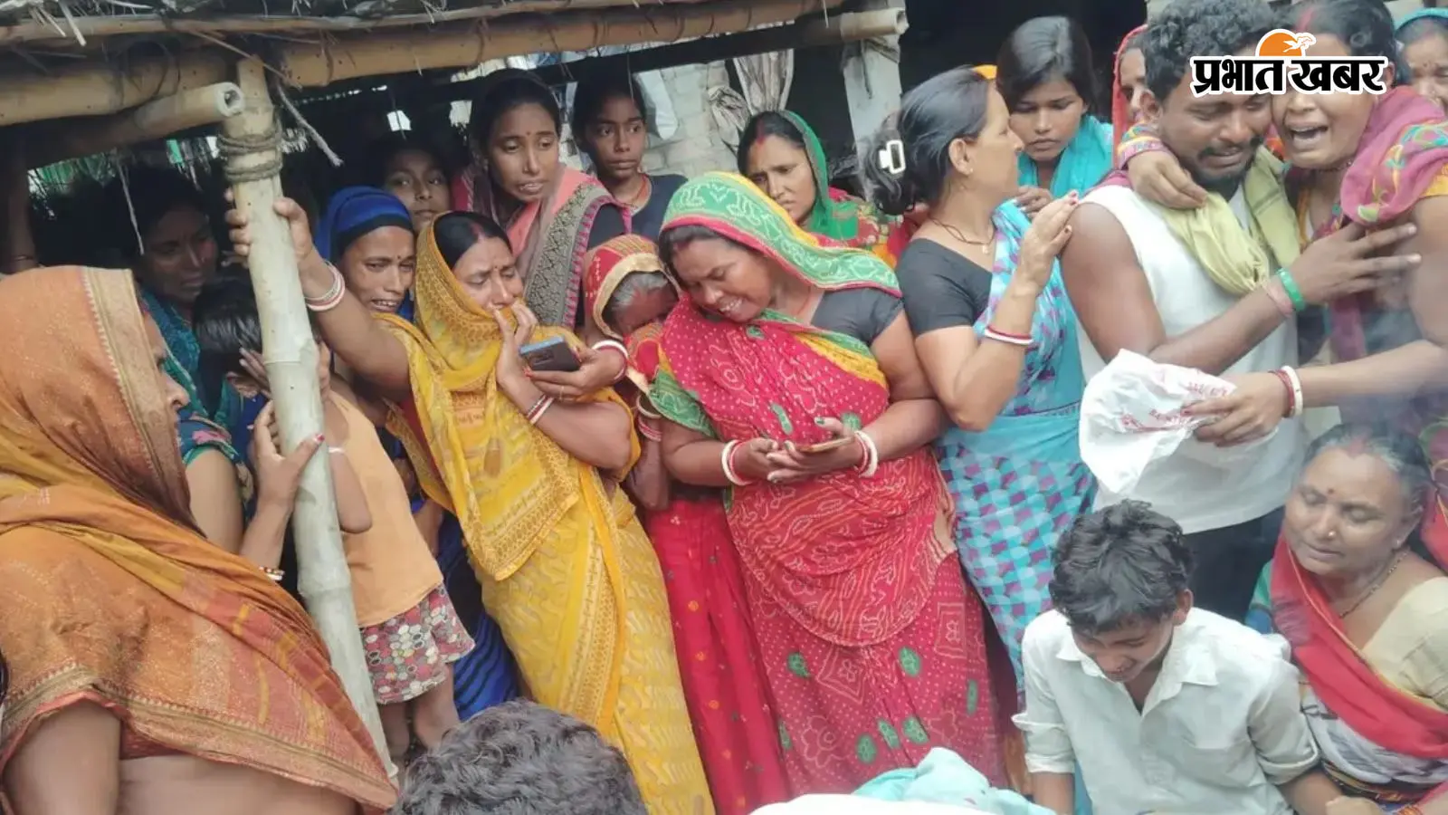 रोते बिलखते परिजन रोते बिलखते परिजन