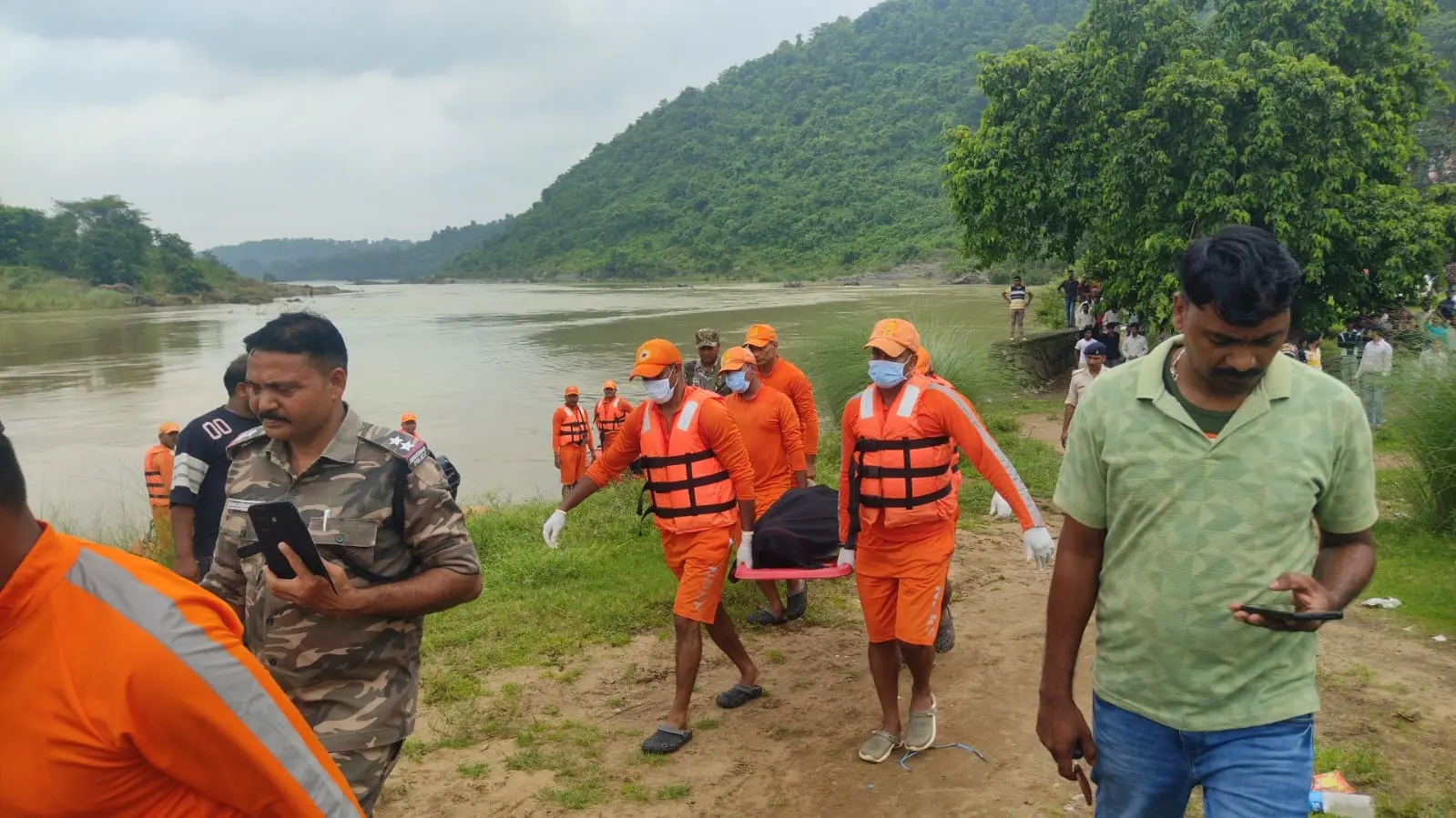 नदी से शव को निकालते एनडीआरएफ की टीम मृतक का फाइल फोटो | Prabhat Khabar Network नदी से शव को निकालते एनडीआरएफ की टीम मृतक का फाइल फोटो | Prabhat Khabar Network
