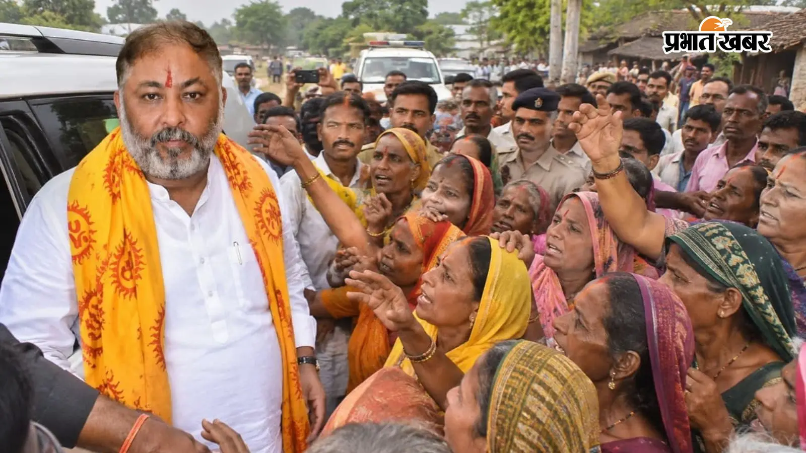 परिवहन मंत्री दयाशंकर सिंह का विरोध करते ग्रामीण परिवहन मंत्री दयाशंकर सिंह का विरोध करते ग्रामीण