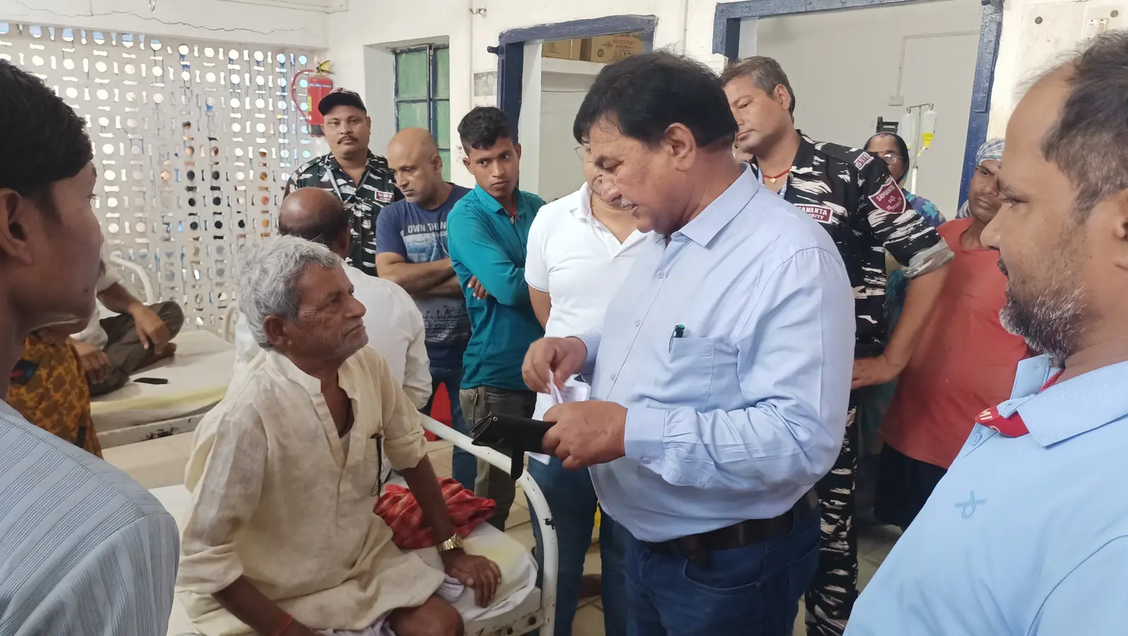 फोटो:निरिक्षण के दौरान मरीजों से जानकारी प्राप्त करते सिविल सर्जन | Prabhat Khabar Network फोटो:निरिक्षण के दौरान मरीजों से जानकारी प्राप्त करते सिविल सर्जन | Prabhat Khabar Network