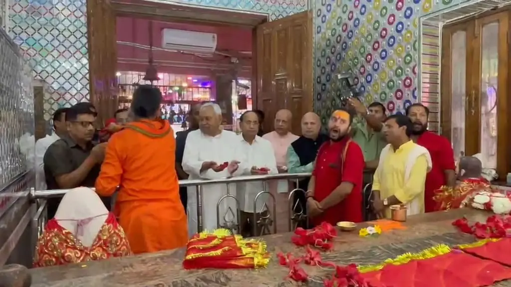 मंदिर में पुजा अर्चना करते | Prabhat Khabar Network मंदिर में पुजा अर्चना करते | Prabhat Khabar Network