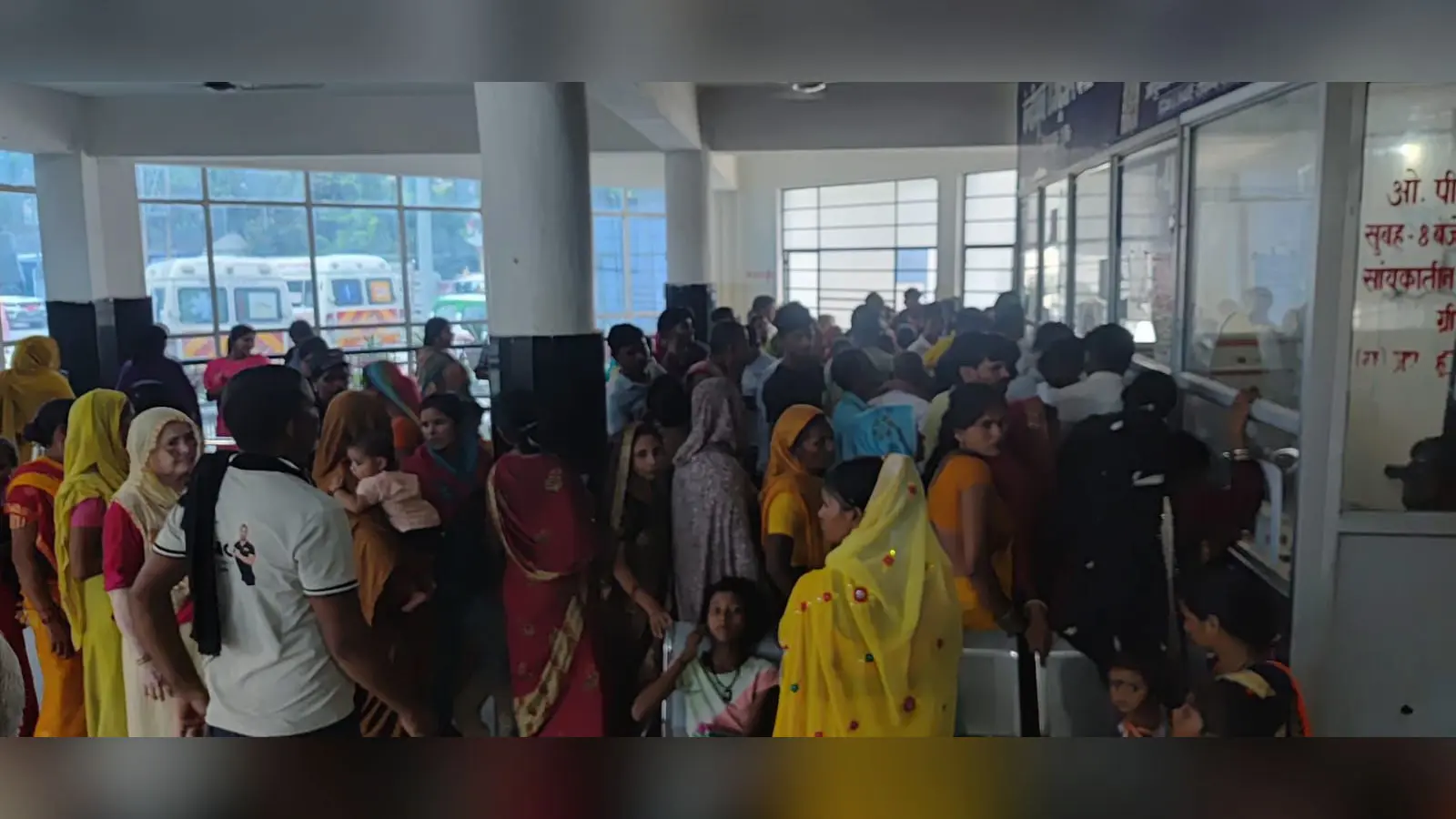 ओपीडी में पर्ची कटाने के लिए मरीजों की भीड़ | Prabhat Khabar Network ओपीडी में पर्ची कटाने के लिए मरीजों की भीड़ | Prabhat Khabar Network