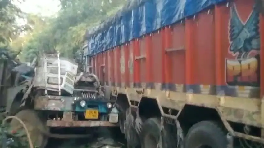 दुर्घटनाग्रस्त ट्रक. | Prabhat Khabar Network दुर्घटनाग्रस्त ट्रक. | Prabhat Khabar Network