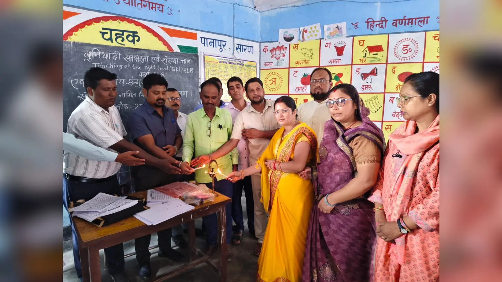 उद्घाटन करते बीइओ एवं अन्य | Prabhat Khabar Network उद्घाटन करते बीइओ एवं अन्य | Prabhat Khabar Network