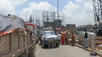 लोहिया पुल पर ओवरलोड पिकअप बना जाम का कारण, एक घंटे तक फंसे रहे वाहन, स्कूली बच्चे परेशान
