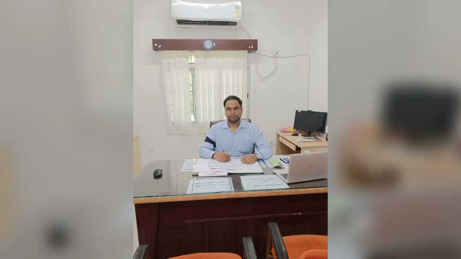 काली पट्टी बांधकर कार्य करते बीडीओ निशांत कुमार | Prabhat Khabar Network काली पट्टी बांधकर कार्य करते बीडीओ निशांत कुमार | Prabhat Khabar Network