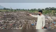 रोहतास नगर पंचायत में जहरीला कचरा खा रहे मवेशी, कूड़े का पहाड़ बना सिरदर्द; जनप्रतिनिधि ने की शिकायत