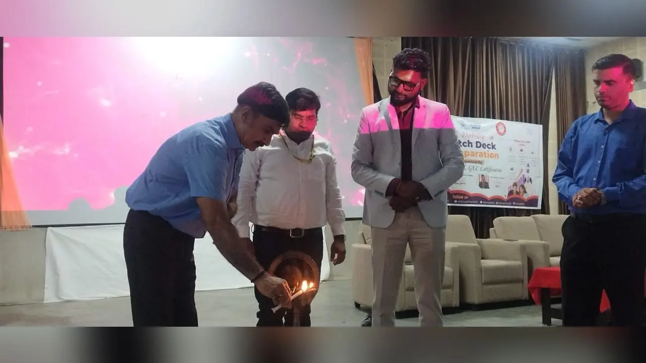 कार्यशाला का दीप प्रज्वलित कर शुभारंभ करते कॉलेज के प्राचार्य | Prabhat Khabar Network कार्यशाला का दीप प्रज्वलित कर शुभारंभ करते कॉलेज के प्राचार्य | Prabhat Khabar Network